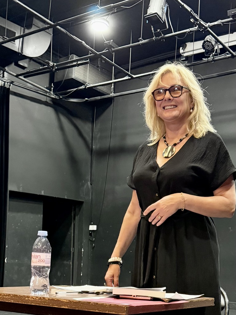 Virginie Aster lors d’une formation sur le trac et la présence scénique auprès des enseignants artistiques des Conservatoires du Grand-Orly Seine Bièvre