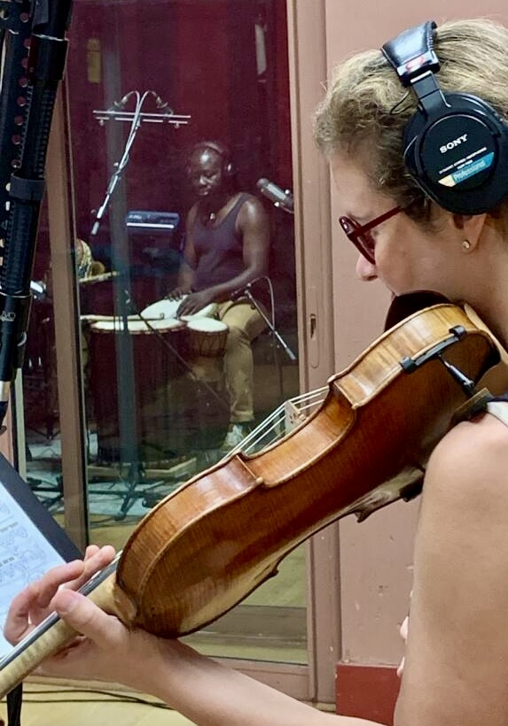 Elsa Grether au violon et Oumarou Bambara aux percussions lors de l’enregistrement d’Ève Noire de Virginie Aster au Studio Sextan (92).