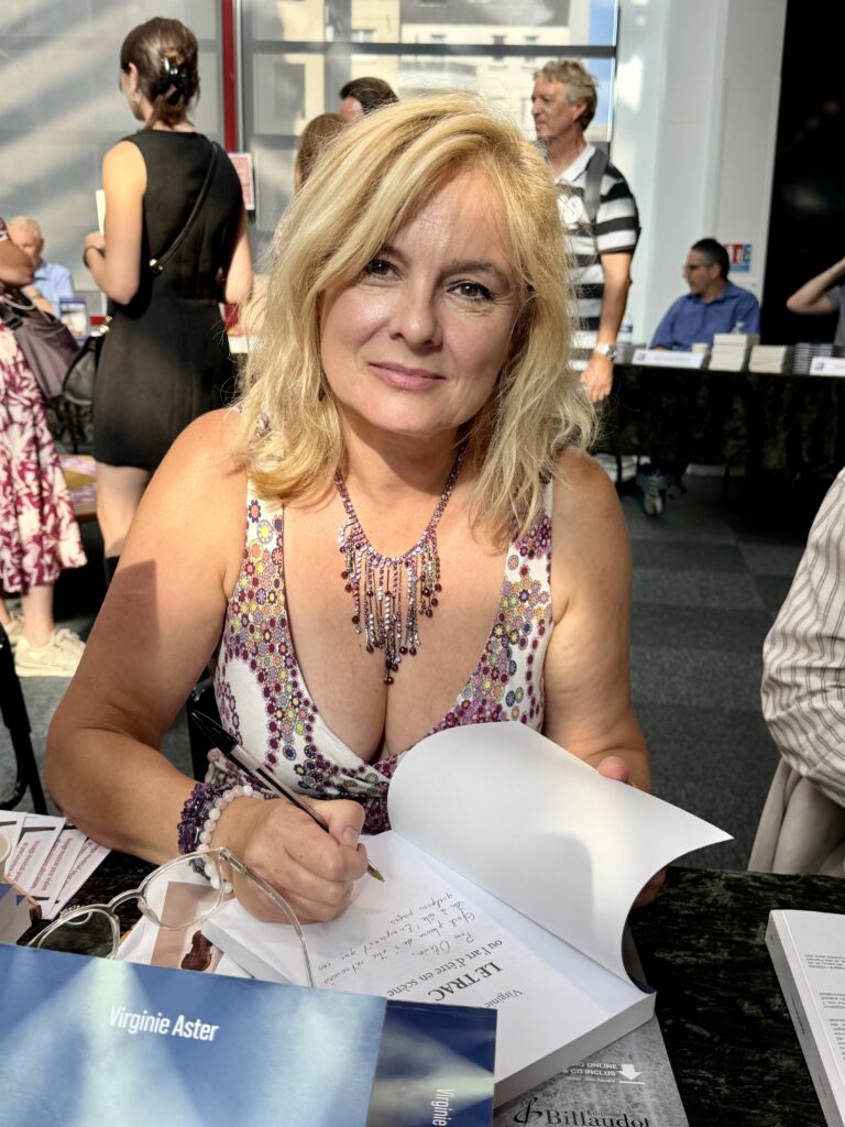 Virginie Aster dédicaçant son livre "Le Trac ou l’art d’être en scène" (éd. Billaudot) lors de la rencontre avec les auteurs isséens à la Médiathèque d’Issy-les-Moulineaux