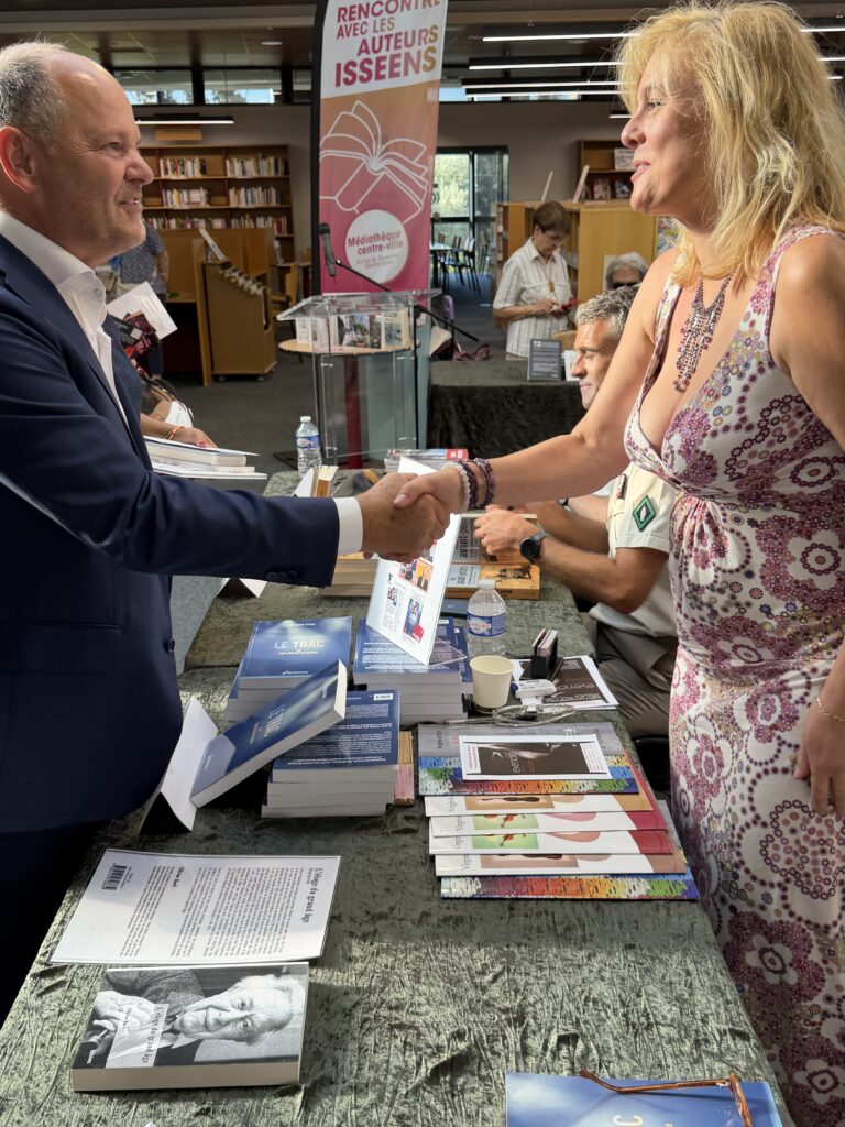 Virginie Aster lors de la rencontre avec Thierry Lefèvre, maire d’Issy-les-Moulineaux, à la dédicace de son livre Le Trac ou l’art d’être en scène (éd. Billaudot)
